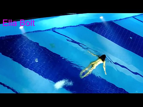 ❤️ Não consigo parar de ver, jovem loira apanhada a nadar nua na piscina da estância balnear ELLA BOLT Porno em porno pt.xxxifuck.ru