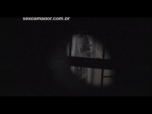 ❤️ Lourinho é filmado secretamente por um voyeur de bairro escondido atrás de tijolos ocos Porno em porno pt.xxxifuck.ru